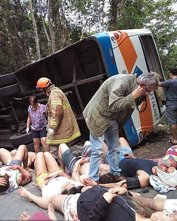 Acidente de ônibus deixa pelo menos 14 mortos no Brasil