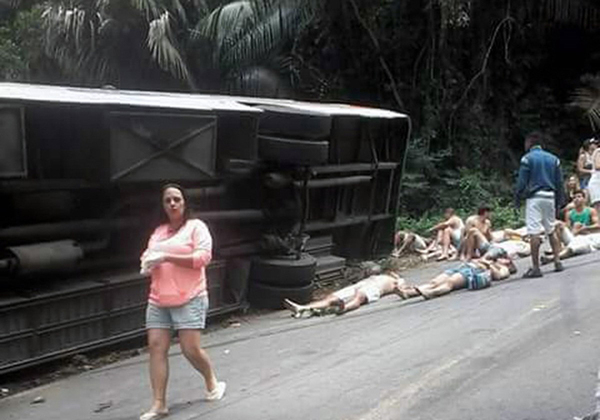 Acidente de ônibus deixa pelo menos 14 mortos no Brasil