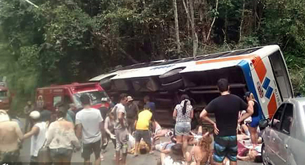 Acidente de ônibus deixa pelo menos 14 mortos no Brasil