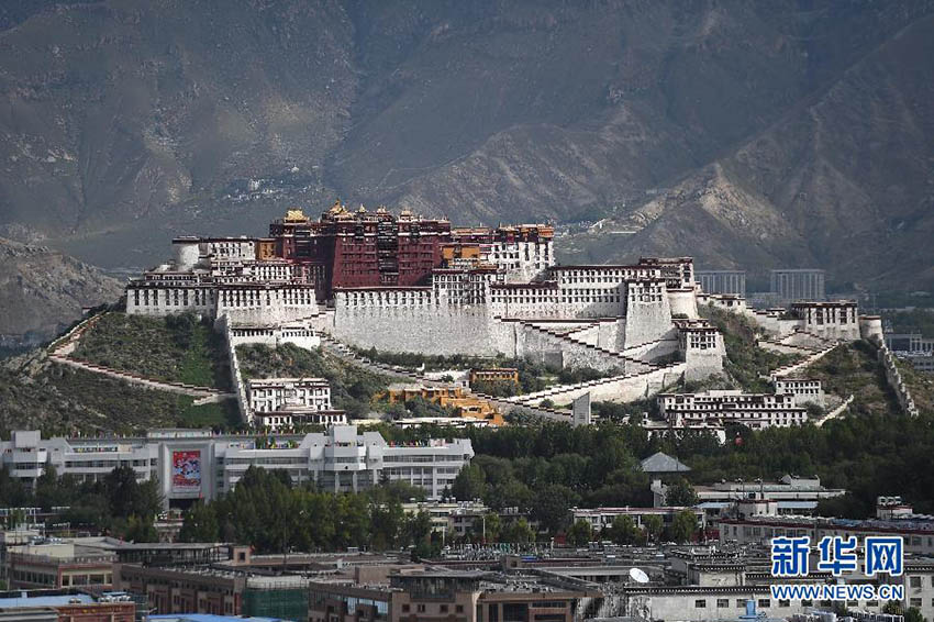 Nova aparência da milenária cidade de Lhasa