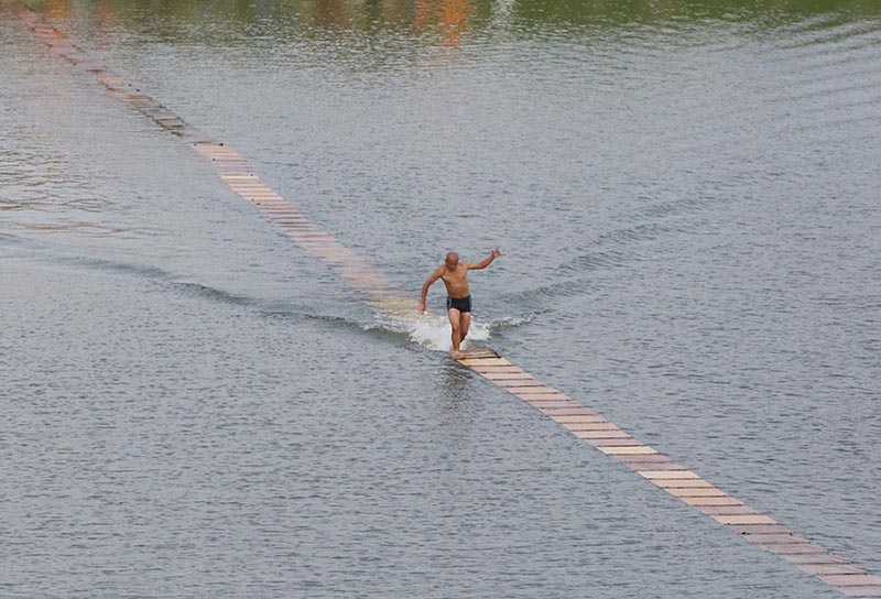 Monge de Shaolin bate recorde de corrida sobre a água