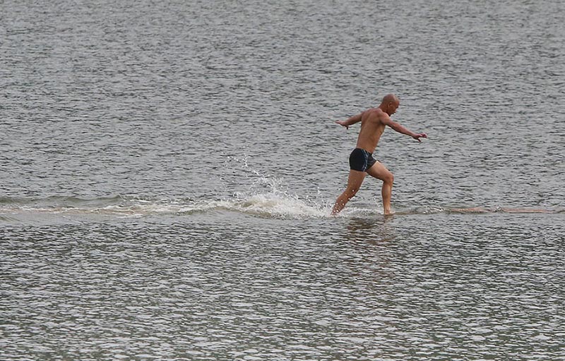 Monge de Shaolin bate recorde de corrida sobre a água