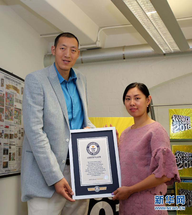 Casal chinês atinge o recorde de casal mais alto no “Guinness World Records”