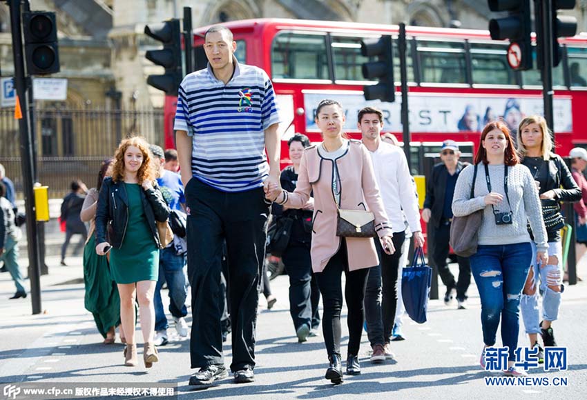 Casal chinês atinge o recorde de casal mais alto no “Guinness World Records”