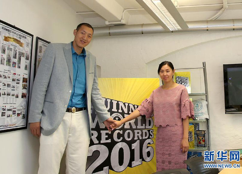 Casal chinês atinge o recorde de casal mais alto no “Guinness World Records”