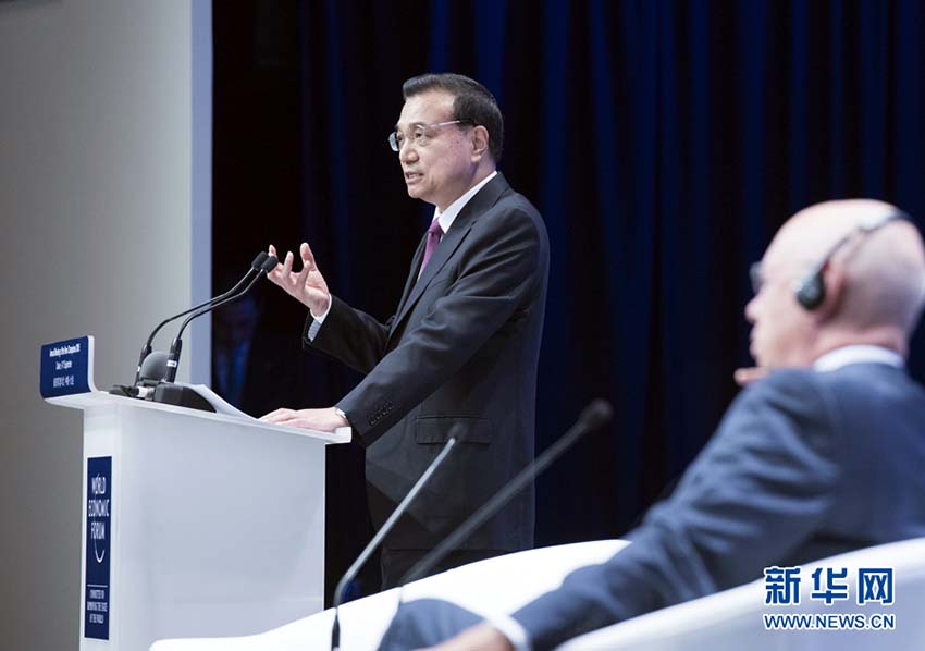 Li Keqiang discursa na abertura da 9ª edição do Fórum Davos de Verão