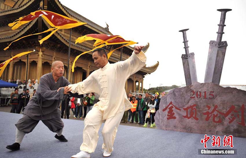 Mestres de artes marciais competem no campeonato de Kung Fu no Monte Emei