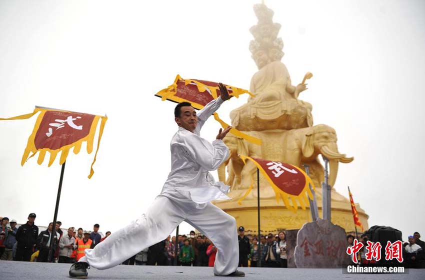 Mestres de artes marciais competem no campeonato de Kung Fu no Monte Emei