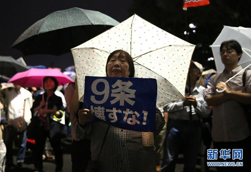 Cidadãos japoneses manifestam-se publicamente contra as medidas do governo de Shinzo Abe
