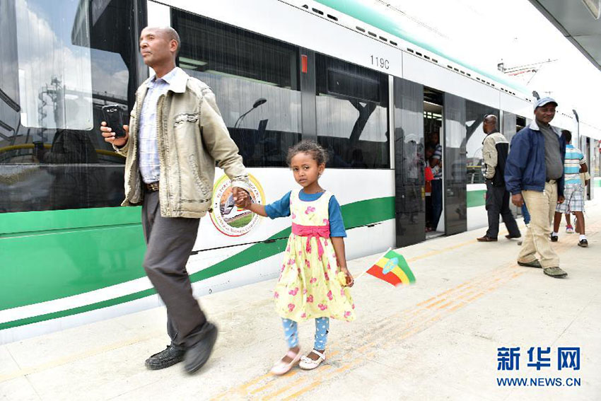 Entrou em funcionamento o primeiro trem leve em África