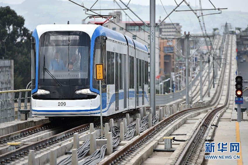 Entrou em funcionamento o primeiro trem leve em África