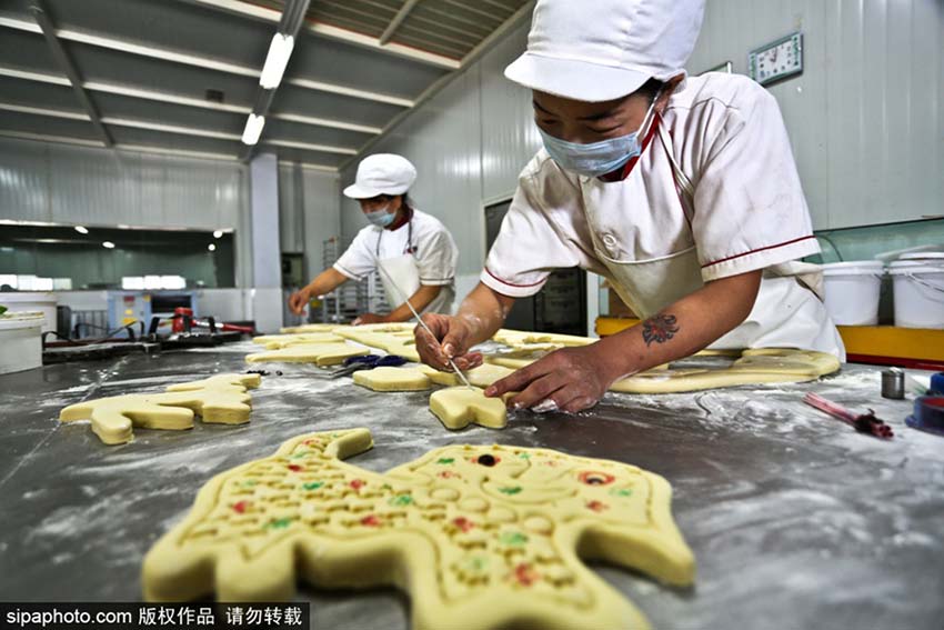 Habitantes do noroeste da China preparam bolos da lua tradicionais para o Festival do Meio do Outono