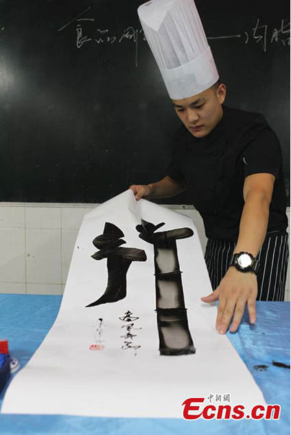 Cozinheiro chinês produz caligrafia com igredientes de culinária e utensílios de cozinha