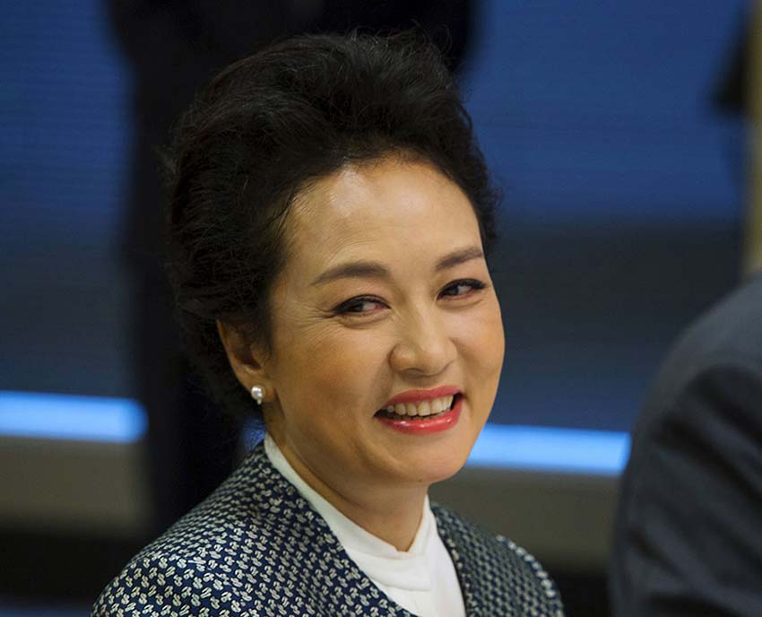 Primeira-dama Peng Liyuan visita Centro de Pesquisas do Câncer Fred Hutchson