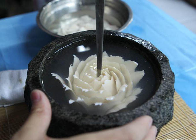 Cozinheiro chinês produz caligrafia com igredientes de culinária e utensílios de cozinha