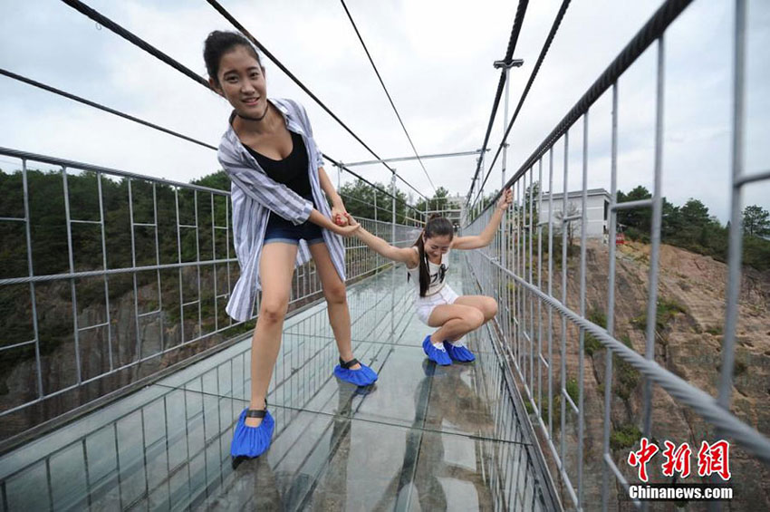 Primeira ponte de vidro na China abre ao público