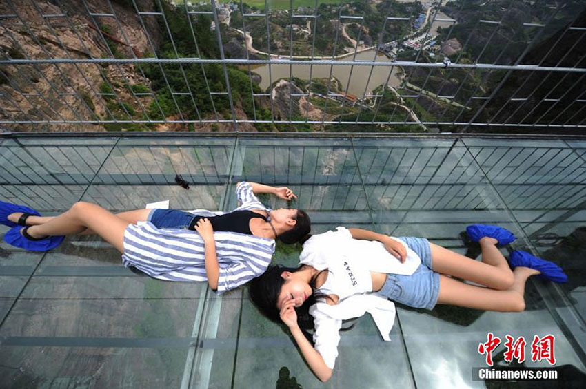 Primeira ponte de vidro na China abre ao público