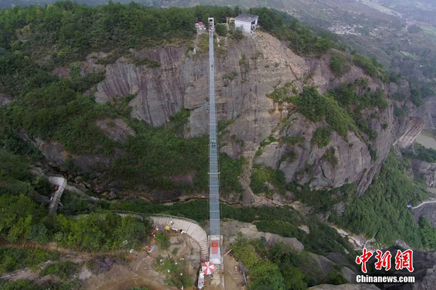 Primeira ponte de vidro na China abre ao público