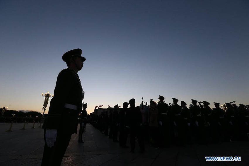 Cerimônia de hasteamento de bandeira nacional realizada na Praça de Tiananmen no Dia Nacional