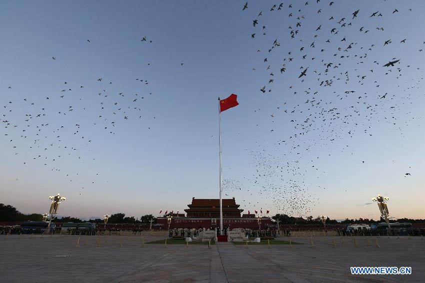 Cerimônia de hasteamento de bandeira nacional realizada na Praça de Tiananmen no Dia Nacional