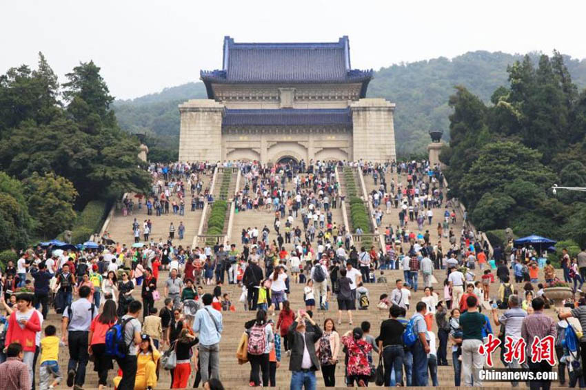 Atrações turísticas repletas de visitantes durante as férias do Dia Nacional