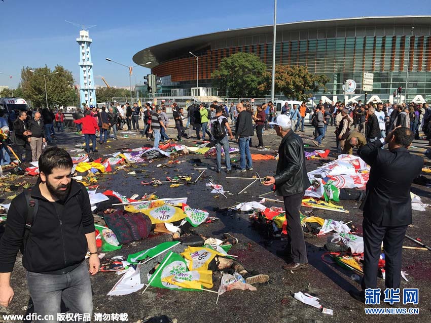 Público presta homenagem às vítimas da explosão na Turquia