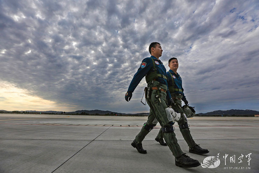 Força aérea da China publica fotos de reabastecimento aéreo