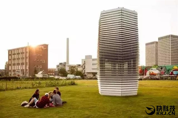 Inventor holandês usa smog para projetar anel peculiar