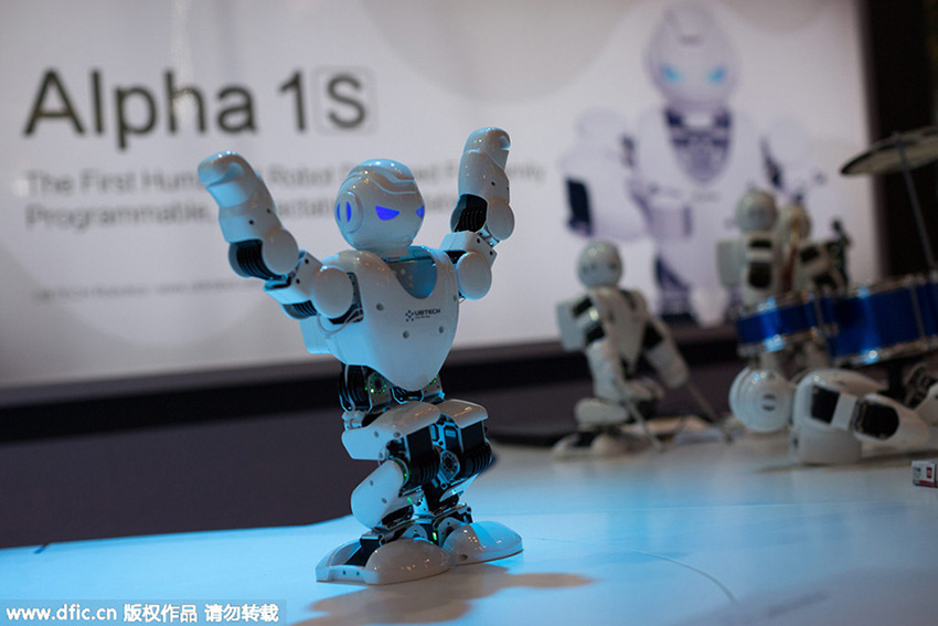 Robôs dançam e drones voam durante Feira de Eletronica de Hong Kong
