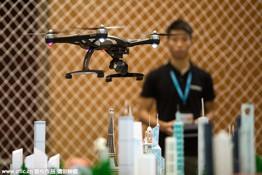 Robôs dançam e drones voam durante Feira de Eletronica de Hong Kong