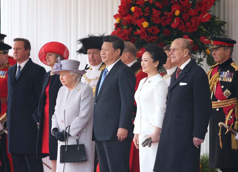Xi Jinping participa da cerimônia de boas-vindas da rainha britânica Elizabeth II