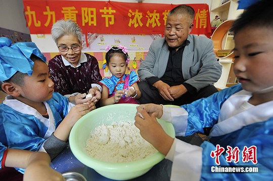 Chineses demonstram respeito e carinho pelos idosos nas comemorações do Festival Chongyang