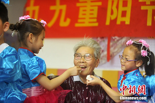 Chineses demonstram respeito e carinho pelos idosos nas comemorações do Festival Chongyang