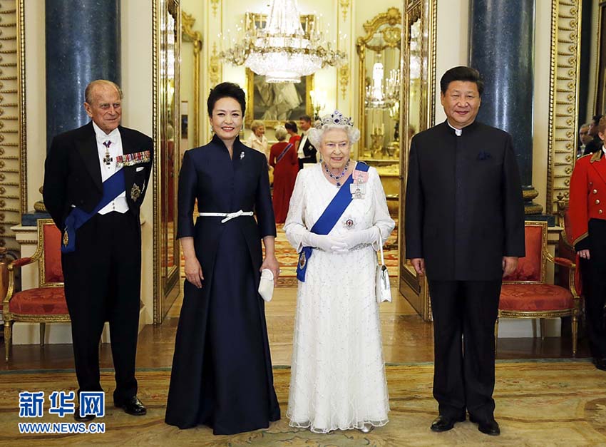 Xi Jinping e Peng Liyuan comparecem a banquete oferecido pela rainha britânica