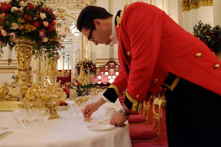 Xi Jinping e Peng Liyuan comparecem a banquete oferecido pela rainha britânica