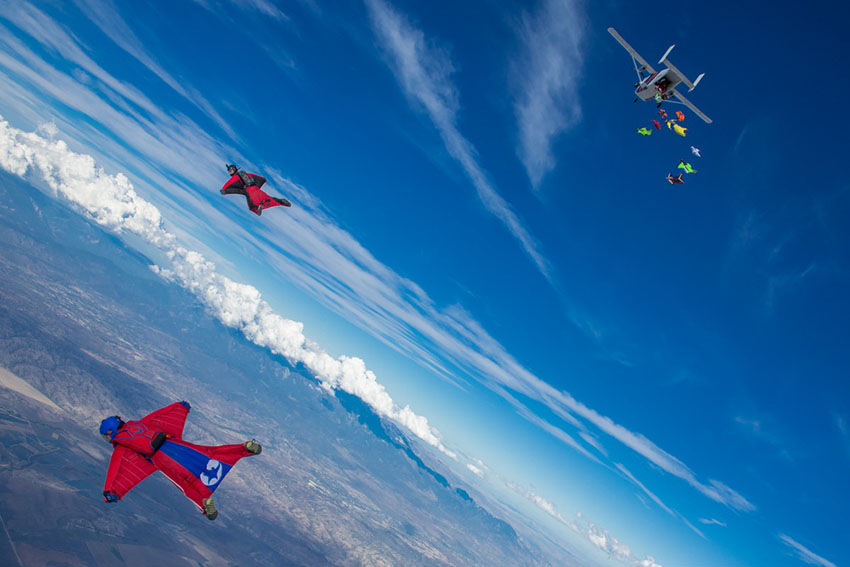 61 wingsuit flyers norte-americanos batem recorde mundial