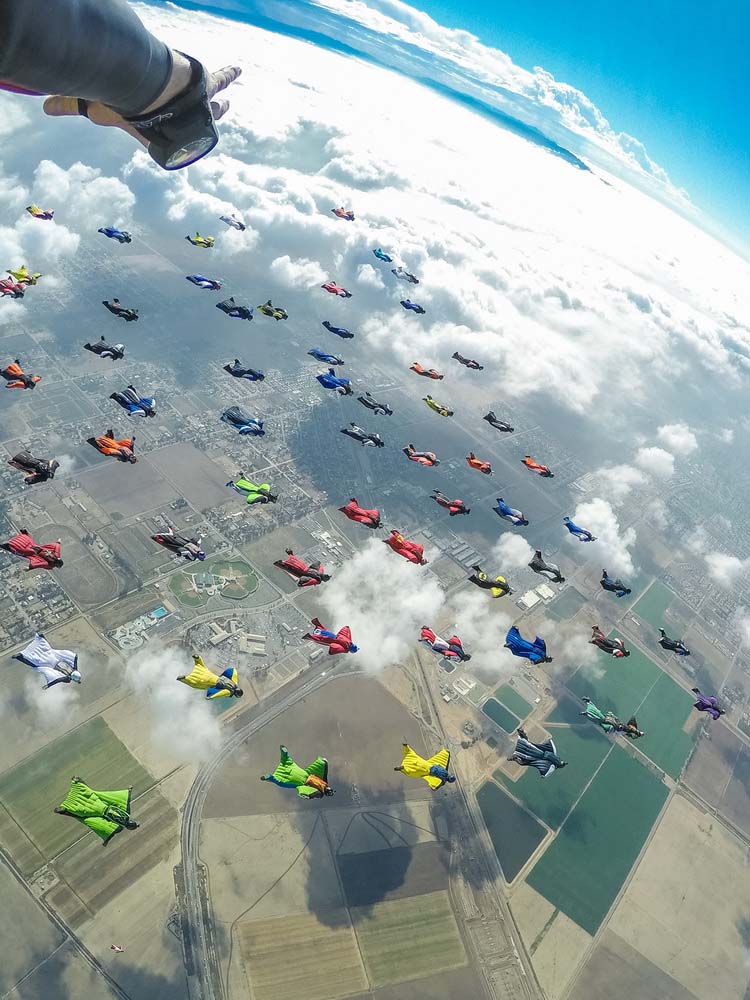 61 wingsuit flyers norte-americanos batem recorde mundial