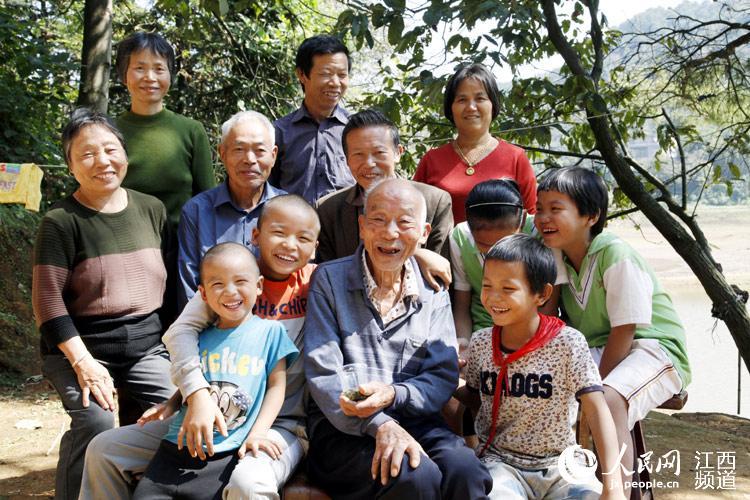 Habitante mais velho de Jiangxi tem 114 anos e 112 descendentes