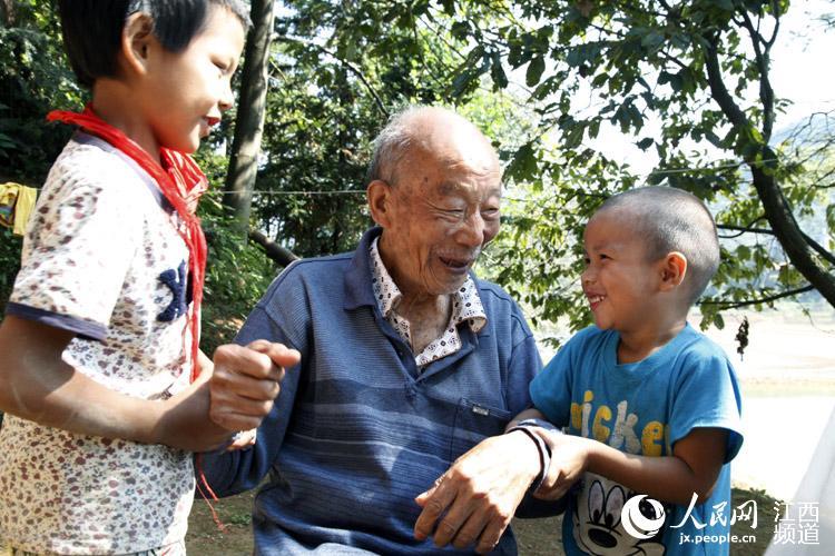 Habitante mais velho de Jiangxi tem 114 anos e 112 descendentes