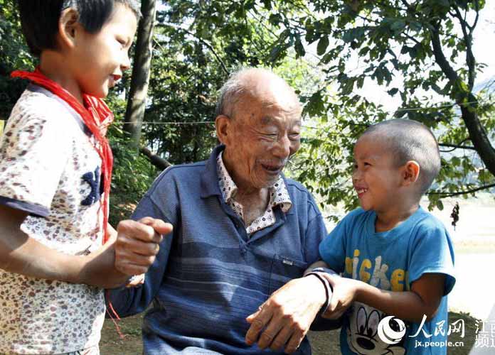 Homen mais velho de Jiangxi tem 114 anos e 112 descendentes