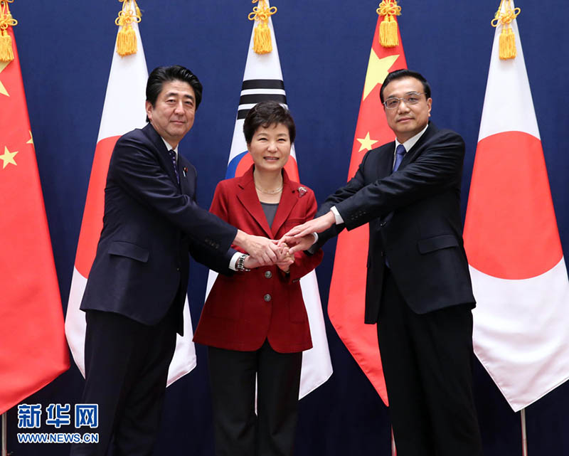 Li Keqiang participa da Cúpula China, Japão e Coreia do Sul