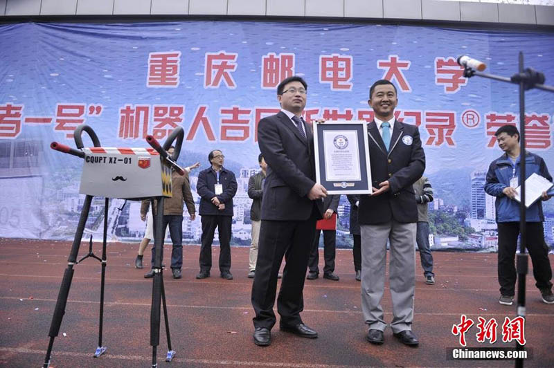 Robô chinês caminha 134km e quebra recorde Guinness