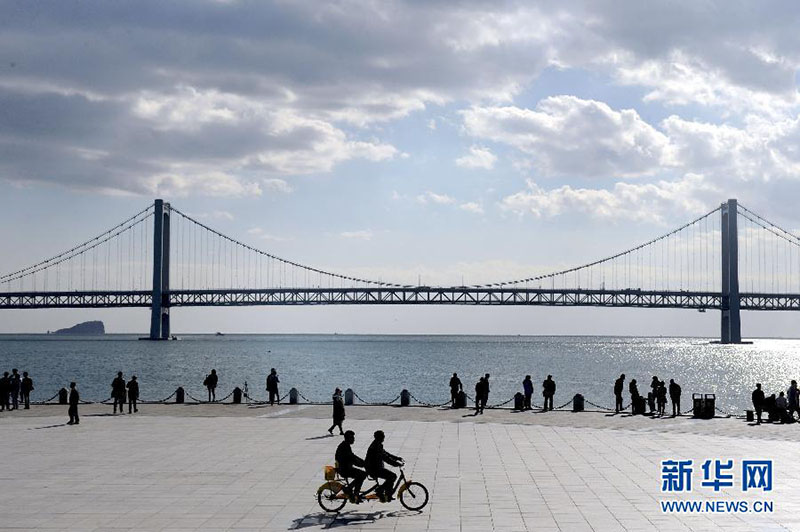 Ponte sobre o mar no nordeste da China entra em funcionamento