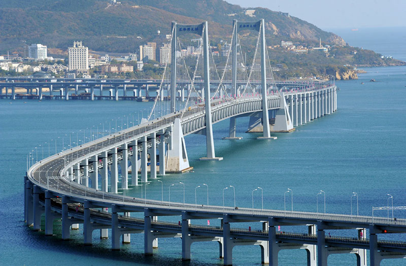 Ponte sobre o mar no nordeste da China entra em funcionamento