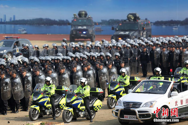 Polícia de choque na China demonstra capacidade de resposta a situações de emergência