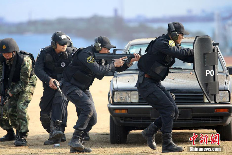 Polícia de choque na China demonstra capacidade de resposta a situações de emergência