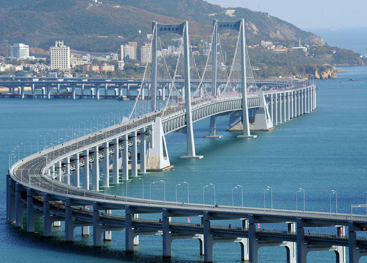 Ponte sobre o mar no nordeste da China entra em funcionamento