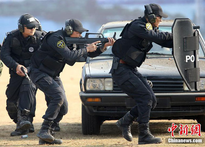 Polícia de choque na China demonstra capacidade de resposta a situações de emergência