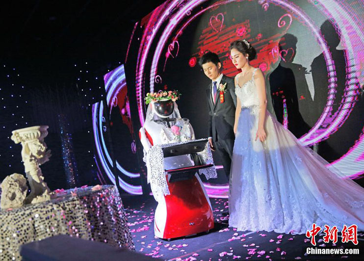 Robô é usado como "daminha de honra" durante casamento chinês