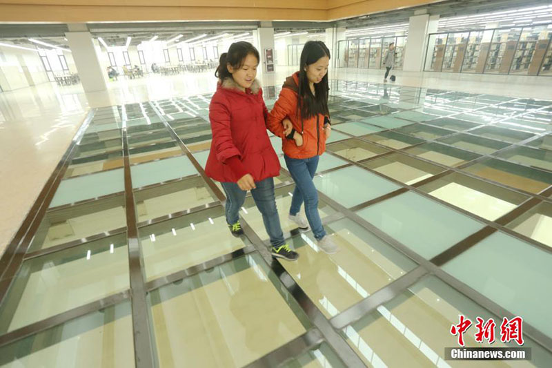 Pavimento de vidro suspenso decora interior de universidade em Zhengzhou